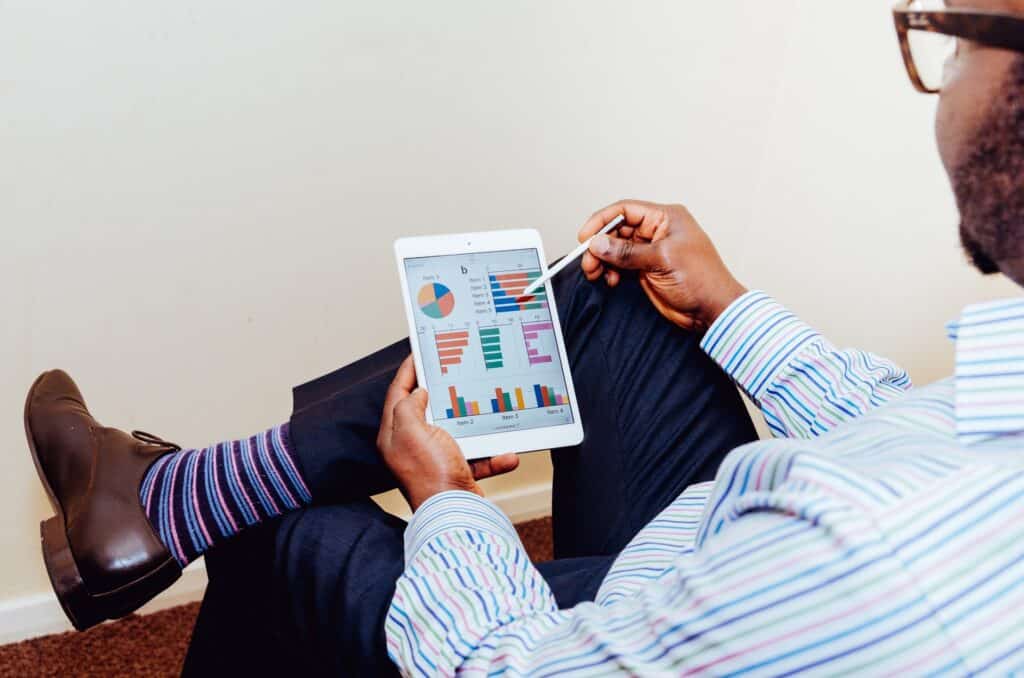 6 ways Nigeria's telecom companies could be the biggest winners from CBN’s cash withdrawal limit 5 Man using ipad with data visualisations