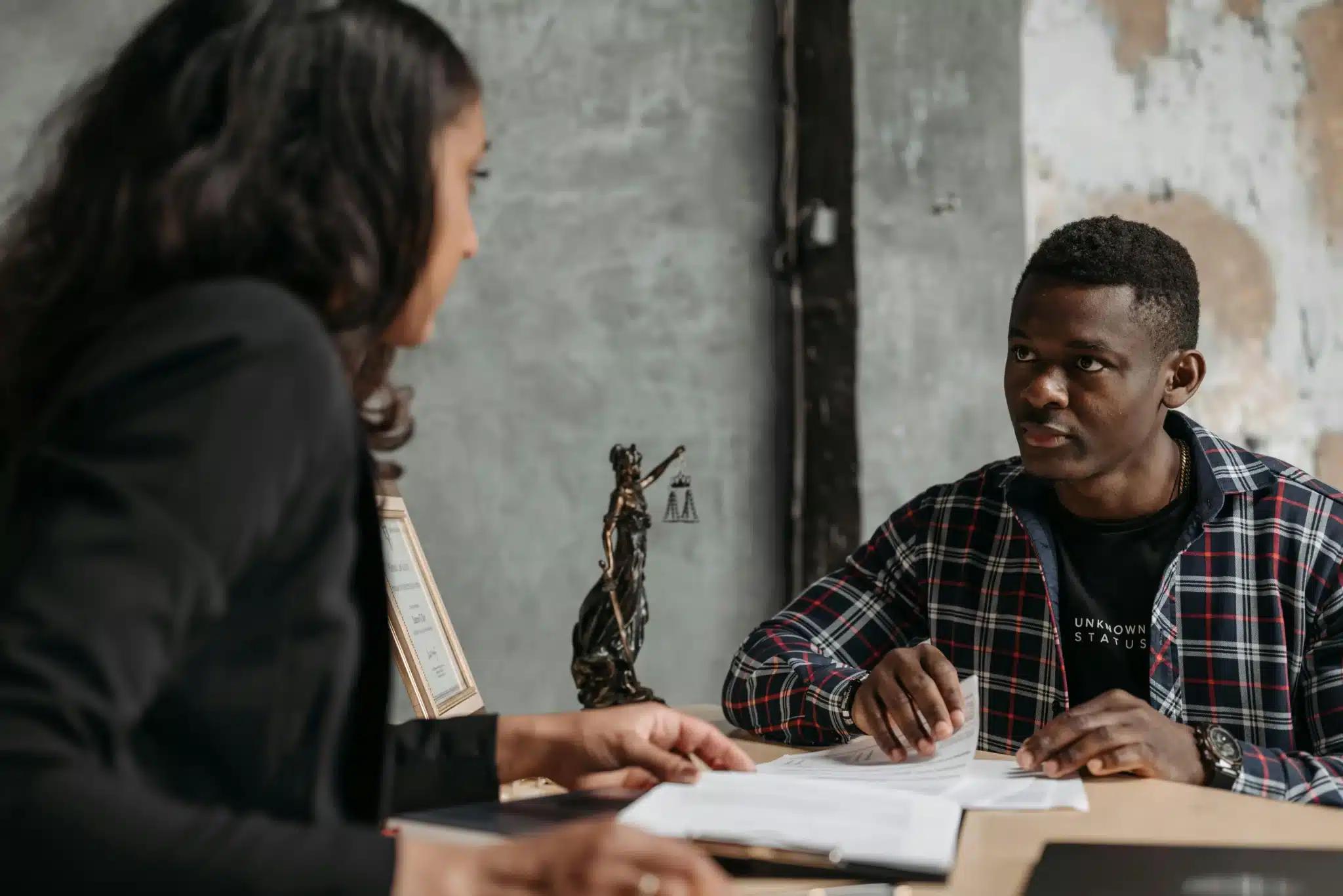 A lawyer advising her client