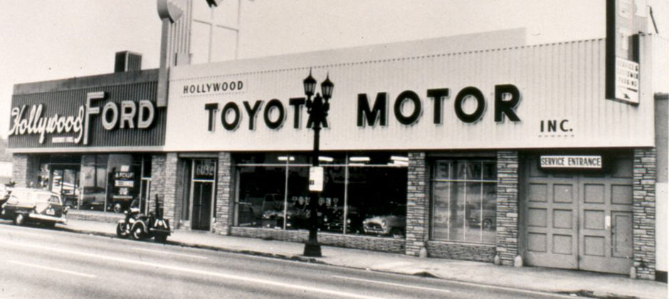 Japan's Toyota rules Nigerian roads, but Chinese challengers are coming with a strategy 3 Old image of a Toyota store